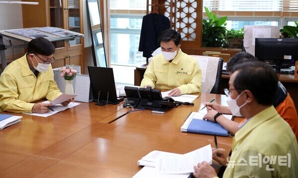 김태흠 충남도지사(가운데)가 6일 도청 집무실에서 이정구 재난안전실장 등 도 관련 실국장으로부터 제11호 태풍 ‘힌남노’ 대처 상황을 보고받고 있다. / 충남도 제공