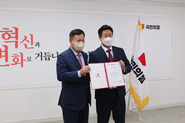 국민의힘 대전시당은 6일 오전 11시 시당에서 신임 당직자 임명장 수여식을 개최한 가운데, 이은권 대전시당위원장이 허진 청년위원장에게 임명장을 수여하고 있다(사진 왼쪽부터 이은권 대전시당위원장, 허진 청년위원장). / ⓒ 뉴스티앤티