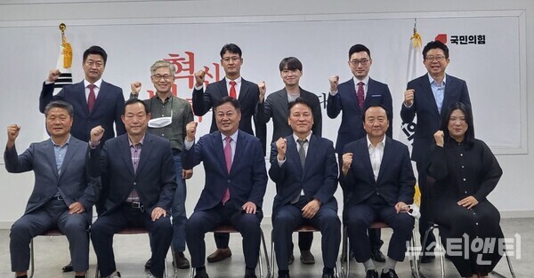 국민의힘 대전시당이 6일 1차 당직자 인선을 발표한 가운데 이은권 위원장(앞 줄 왼쪽 세 번째)이 신임 당직자들과 기념촬영을 하고 있다. / 국민의힘 대전시당 제공