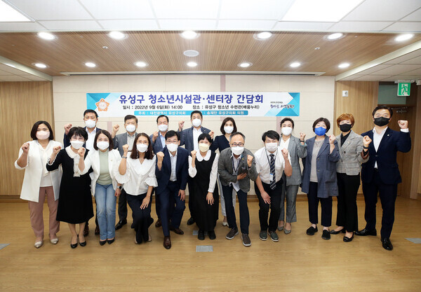 유성구의회는 6일 유성구청소년수련관에서 더불어민주당 송재만 의원(사회도시위원장)이 주최하는 관내 청소년시설 관장 및 센터장과의 간담회를 개최했다. / 유성구의회 제공