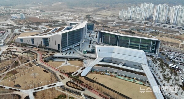 '육사 충남유치범도민추진위원회'는 6일 도청 별관 충남발전협의회 회의실에서 김희동(한국자유총연맹 충남도지부 사무처장) 실행위원장 주재로 첫 실행위원회 회의를 개최하고, 본격적인 활동에 돌입했다. / 충남도청 제공위원회는