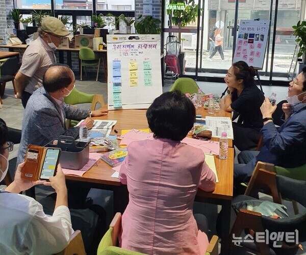 충남도는 제7기 범도민 정책서포터즈 연수를 통해 지역 문제 해결을 위한 도민 아이디어를 발굴했다고 7일 밝혔다.(사진=범도민 정책서포터즈가 정책 발굴 회의를 진행하는 모습 / 충남도 제공)