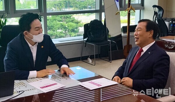 세종시가 ‘미래전략수도 세종’ 기반 조성을 앞당기고자 시민 주거안정을 위한 부동산 3중규제 해제를 건의하는 등 세종시 주요 현안과제 해결을 위한 잰걸음에 나섰다.(사진=최민호 세종시장(오른쪽)이 7일 원희룡 국토부장관(왼쪽)을 면담하고 있다. / 세종시 제공)