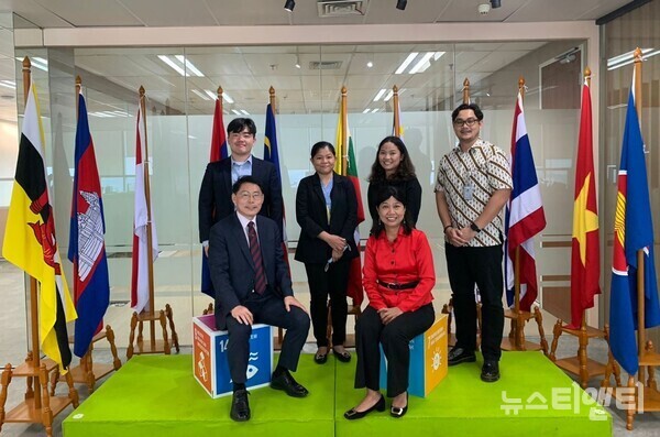 UCLG 아시아태평양지부 사무국(이하 ASPAC 사무국) 버나디아 찬드라데위(Bernadia Tjandradewi) 사무총장이 아태지부 참가자 등록 증가를 위해 노력하겠다고 협조의지를 밝혔다.(사진=앞줄 왼쪽부터 이형종 대전시 국제관계대사, 버나디아 찬드라데위 사무총장 / 대전시 제공)