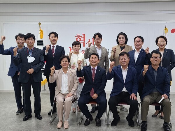 국민의힘 대전시당은 7일 시당 3층 강당에서 이은권 위원장을 비롯하여 양홍규 서구을 당협위원장과 서철모 서구청장 그리고 당 소속 서구의원들이 참석한 가운데 서구 구정 현안간담회를 진행했다. /국민의힘 대전시당 제공