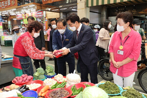 윤건영 충북교육감은 7일 추석 명절을 맞아 청주 육거리시장을 방문하여 충북교육청 직원들과 함께 장보기 행사를 가졌다. / 충북교육청 제공