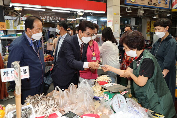 추석 명절을 맞아 청주 육거리시장을 방문하여 충북교육청 직원들과 함께 장보기 행사를 갖고 있는 윤건영 충북교육감 / 충북교육청 제공