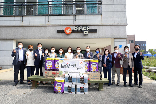 유성구의회는 지난 7일 민족 최대의 명절인 추석을 맞아 주변의 이웃들과 함께 나누는 따뜻한 명절 분위기를 만들기 위해 관내 사회복지시설 위문에 나섰다. / 유성구의회 제공