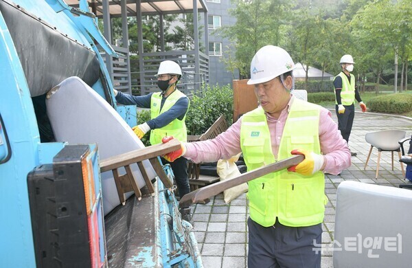 최민호 세종시장이 추석 연휴를 맞이해 8일 고운동에 위치한 환경관리원 휴게시설을 찾아 환경관리원들의 애로사항을 청취하며 노고를 격려했다. (사진=최민호 시장이 쓰레기 수거에 참여한 모습 / 세종시 제공)