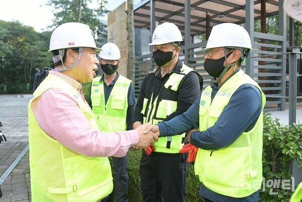 최민호 시장이 환경관리원들을 격려하는 모습 / 세종시 제공