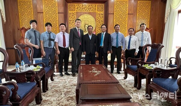 충남도가 코로나19 팬데믹으로 주춤했던 지방외교를 일상 회복과 출입국 제재 완화 조치에 발맞춰 다시 가동했다. (사진=홍만표 도 국제통상과장을 비롯한 충남도 베트남 방문단이 7일 롱안성을 방문, 응우옌 반 둑 당서기를 만나 우호협력 확대 방안을 논의한 후 기념촬영을 하고 있다. / 충남도 제공)