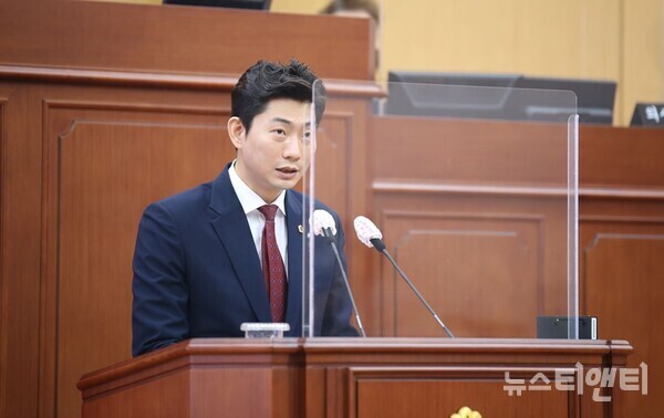 이용기 대전시의원이 8일 열린 시정질의에서 대전시의 각종 위원회를 통·폐합하고, 민간위탁 사무에 대한 과감한 구조조정이 필요하다고 주장했다. / 뉴스티앤티