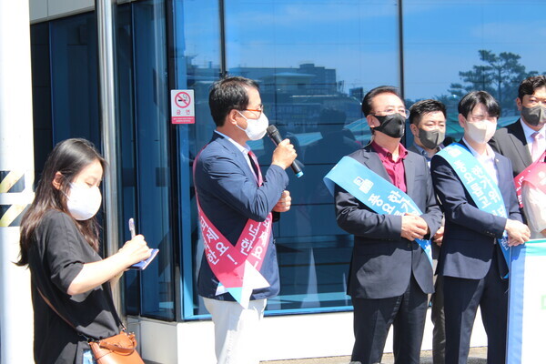 국민의힘 대전시당은 8일 오후 1시 30분부터 2시 10분까지 더불어민주당 대전시당과 민족 최대의 명절인 추석을 맞아 대전역 서광장에서 합동 귀성인사를 진행한 가운데, 양홍규 국민의힘 서구을 당협위원장이 사회를 보고 있다. / ⓒ 뉴스티앤티