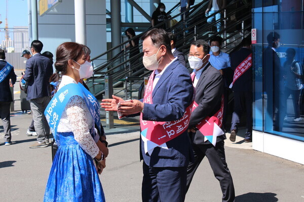 국민의힘 대전시당은 8일 오후 1시 30분부터 2시 10분까지 더불어민주당 대전시당과 민족 최대의 명절인 추석을 맞아 대전역 서광장에서 합동 귀성인사를 진행한 가운데, 이은권 국민의힘 대전시당위원장이 더불어민주당 관계자와 대화를 나누고 있다. / ⓒ 뉴스티앤티