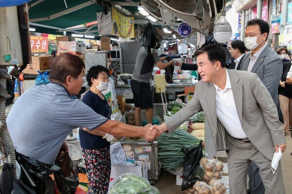김태흠 충남지사가 9일 오전 추석 연휴 첫 날을 맞아 천안중앙시장을 방문해 도민과 소통하며 민생현장을 살피고 있다. / 충남도청 제공