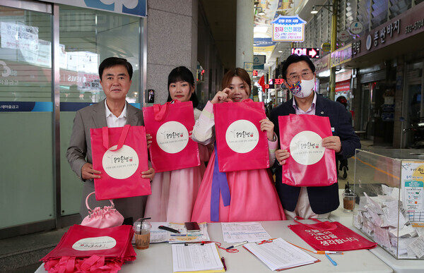 김태흠 충남지사가 9일 오후 추석 연휴 첫 날을 맞아 온양온천시장을 방문해 도민과 소통하며 민생현장을 살피고 있다. / 충남도청 제공