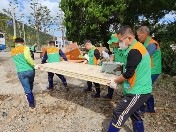 세종시 자율방재단은 지난 9일 제11호 태풍 '힌남노'로 큰 피해가 발생한 경북 포항시 구룡포읍을 찾아 피해현장 지원에 나섰다. / 세종시청 제공