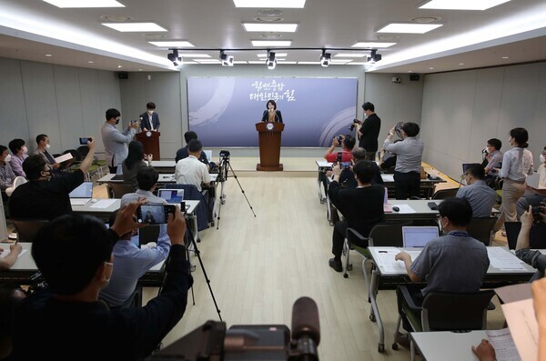 충남도 주향 대변인이 13일 오전 11시 도청 브리핑룸에서 기자간담회를 개최하고, 홍성의료원장 임용과정 재추진 계획을 발표하고 있다. / 충남도청 제공