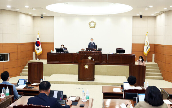 유성구의회는 14일부터 오는 30일까지 17일간의 일정으로 제258회 정례회를 개회하고, 2021 회계년도 결산 및 제1회 추가경정예산안 등 각종 안건 심사에 돌입한 가운데, 송봉식 의장이 개회사를 하고 있다. / 유성구의회 제공