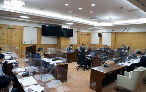 대전시의회 행정자치위원회는 14일 제267회 정례회 제3차 회의를 열어 자치분권국, 시민공동체국 소관 조례안 2건과 동의안 8건을 심사·의결했고, 보고 3건을 청취했다. / 대전시의회 제공