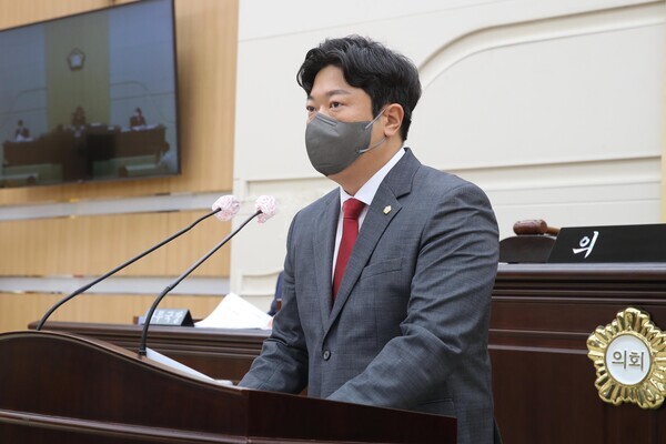 국민의힘 박철용(재선) 의원이 15일 열린 제266회 제1차 본회의에서 자신이 대표 발의한 '지역 균형발전을 위한 산업단지 조성 건의안'에 대해 설명하고 있다. / 대전 동구의회 제공