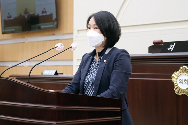 국민의힘 김영희(초선) 의원이 15일 열린 제266회 정례회 제1차 본회의에서 자신이 대표 발의한 '대전 동남부권 시내버스 노선 신설 등 건의안'을 설명하고 있다. / 대전 동구의회 제공