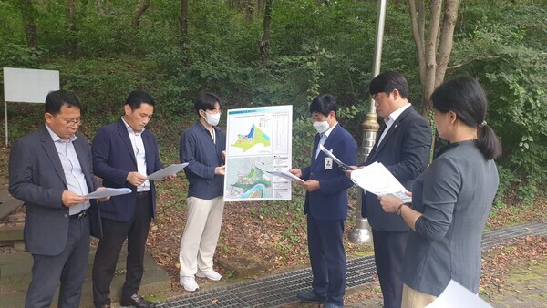 대전 중구의회 행정자치위원회는 지난 16일 뿌리공원과 효문화마을관리원을 현장방문을 진행하여 제2뿌리공원 조성사업과 효문화 뿌리축제 추진상황을 확인하고,  사업 경과와 추진계획을 보고받고 있다. / 대전 중구의회 제공
