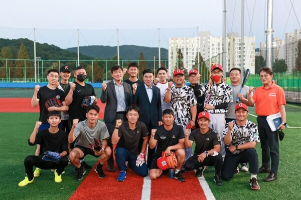 이응우 계룡시장이 지난 16일 정준영 계룡시채육회장과 '2022 충청남도체육대회'에 출전하는 계룡시 대표 선수단이 지난 1일부터 실력향상을 위해 구슬땀을 흘리고 있는 강화훈련장을 방문·격려하고 있다. / 계룡시청 제공