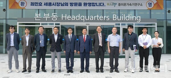 최민호 세종시장(가운데)은 지난 16일 대전 국제과학비즈니스벨트에 에 위치한 ‘중이온가속기 연구소’를 직접 찾아 가속기시설을 돌아보며 중부권 중입자가속기 암치료센터 유치전략을 점검했다. 