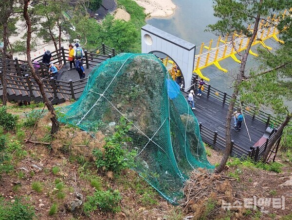 낙석 방지를 위해 암반에 철망을 씌워놓은 모습(월영산 출렁다리) / 뉴스티앤티