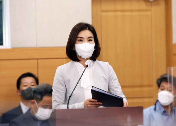 유성구의회 인미동 부의장은 지난 20일 제258회 정례회 제1차 사회도시위원회에서 지역사회 내에서 아이들의 보호와 양육을 위한 돌봄정책을 추진할 수 있는 근거조례로 '대전광역시 유성구 아이돌봄 지원에 관한 조례안'을 발의했다. / 유성구의회 제공