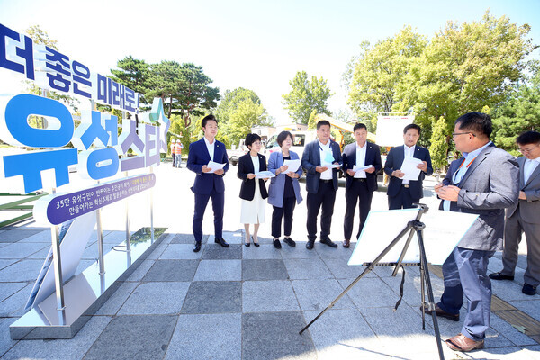 유성구의회 사회도시위원회는 21일 제258회 정례회 기간 중 10월 8일부터 열리는 '제13회 유성국화전시회' 진행 상황 점검을 위한 현장방문에 나섰다. / 유성구의회 제공