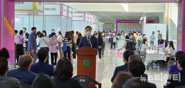 ‘2022 대전여성 취·창업박람회’에서 이택구 행정부시장이 인사말을 하고 있다.