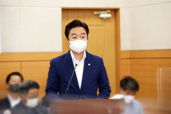 유성구의회 더불어민주당 박석연 의원은 20일 제258회 정례회 제1차 사회도시위원회 주민의 생명과 재산을 보호하기 위해 앞장서온 의용소방대를 체계적으로 지원하기 위한 '대전광역시 유성구 의용소방대 지원에 관한 조례안'을 대표 발의했다. / 유성구의회 제공