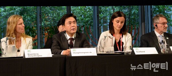 언더2연합 총회에 참석한 김태흠 충남지사(왼쪽 두 번째)