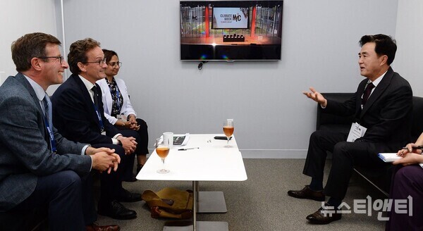 언더2연합 사무국 상견례회의에 참석한 김태흠 충남지사(오른쪽)