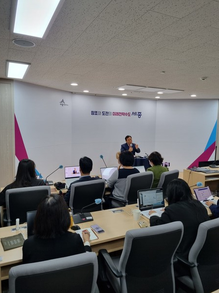 최민호 세종시장이 22일 오전 10시 30분 시청 정음실에서 기자간담회를 개최하고, 세종시 투기과열지구 등 해제를 비롯하여 경찰법 개정(세종시 특례조항 삭제)과 국비 증액 등에 대해 설명하고 있다.