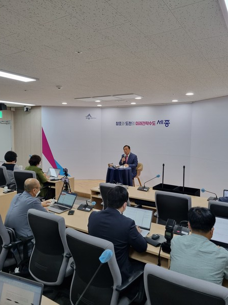 세종시 투기과열지구 등 해제를 비롯하여 경찰법 개정(세종시 특례조항 삭제)과 국비 증액 등에 대해 설명하고 있는 최민호 세종시장 / ⓒ 뉴스티앤티