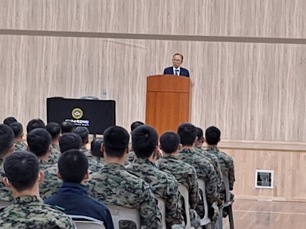 이진삼 충청향우회중앙회 총재(전 육군참모총장, 전 체육청소년부장관, 전 국회의원)가 22일 육군제9공수특전여단을 방문하여 장병들을 상대로 특강을 진행하고 있다. / ⓒ 뉴스티앤티