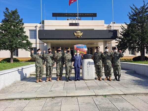 이진삼 충청향우회중앙회 총재(전 육군참모총장, 전 체육청소년부장관, 전 국회의원)가 22일 육군제9공수특전여단을 방문하여 여단 관계자들과 기념촬영을 하고 있다. / ⓒ 뉴스티앤티