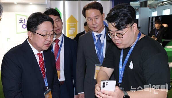 이장우 대전시장(왼쪽)이 한·미 스타트업 서밋 행사장을 방문해 기업 관계자의 설명을 듣고 있다.