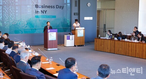 이장우 대전시장이 21일(현지시간) 뉴욕에서 개최된 ‘Business Day in NY’행사에 참석, , 축사를 하고 있다.