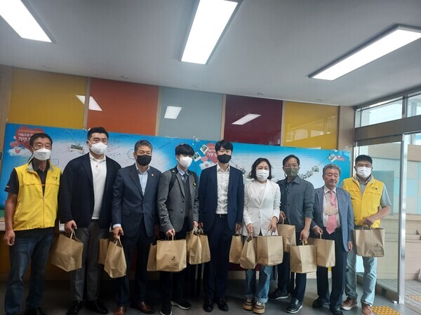 국민의힘 세종시당은 23일 '우문현답(우리의 문제, 현장에 답이 있다)' TF의 기획으로 조치원읍 지역사회보장협의체를 찾아 독거 어르신과 취약계층을 대상으로 하는 밑반찬 배달 봉사활동에 참여했다. / 국민의힘 세종시당 제공