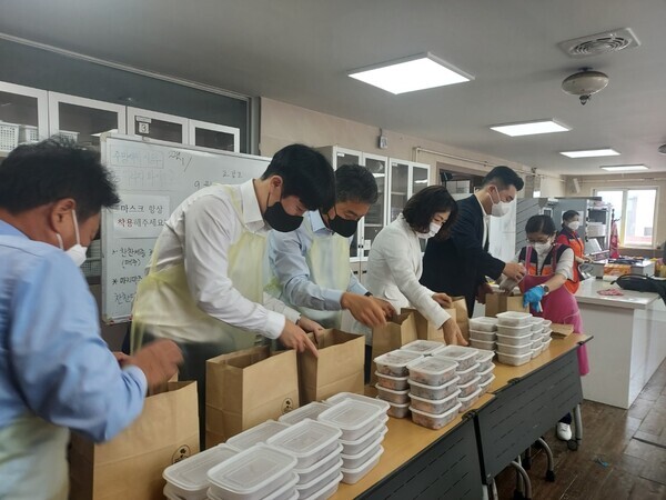 국민의힘 세종시당은 23일 '우문현답(우리의 문제, 현장에 답이 있다)' TF의 기획으로 조치원읍 지역사회보장협의체를 찾아 독거 어르신과 취약계층을 대상으로 하는 밑반찬 배달 봉사활동에 참여했다. / 국민의힘 세종시당 제공