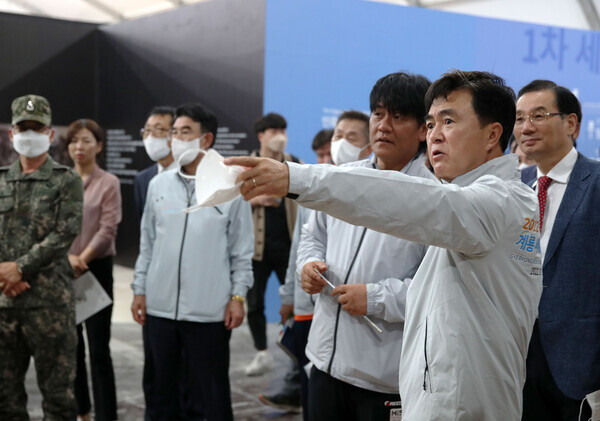 김태흠 충남지사와 이응우 계룡시장 등이 23일 계룡대 활주로에 마련한 군문화엑스포 행사장을 방문하여 준비 상황을 점검하고 있다. / 충남도청 제공