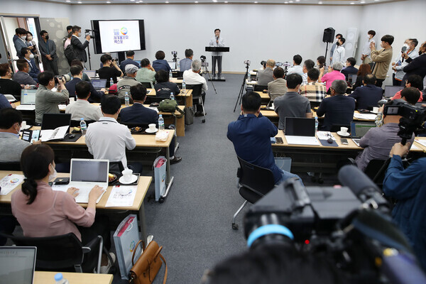 김태흠 충남지사가 23일 언론인들에게 군문화엑스포 추진상황을 보고하고 있다. / 충남도청 제공