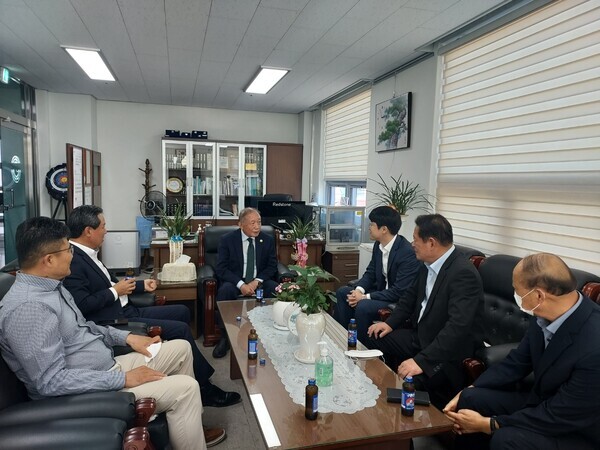 국민의힘 세종시당은 27일 류제화 위원장을 비롯한 당직자들이 10월 노인의 날 및 경로의 달을 맞아 대한노인회세종시지회를 방문하여 지회 임원들과 환담을 나누었다. / 국민의힘 세종시당 제공