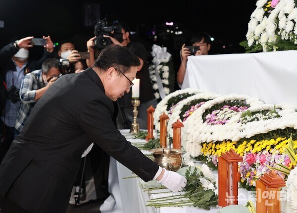 해외출장 일정을 중단하고 급히 귀국한 이장우 대전시장이 27일 저녁 대전현대아울렛 화재 현장을 찾아 합동분향소에서 조문을 하고 있다. / 대전시 제공
