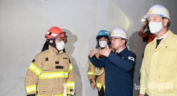 이장우 대전시장이 대전현대아울렛 화재 현장에서 관계자들과 대화하고 있다. / 대전시 제공