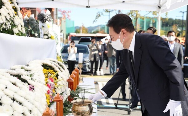 윤석열 대통령이 27일 대전 현대프리미엄아울렛 화재 현장을 찾아 희생자 합동분향소에서 헌화하고 있다.. / 제20대 대통령실 제공)